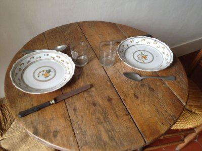 Table de la cuisine de JJ. Rousseau © C.R