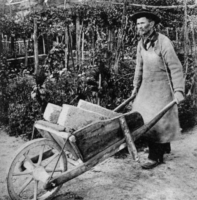 Ferdinand Cheval et sa brouette